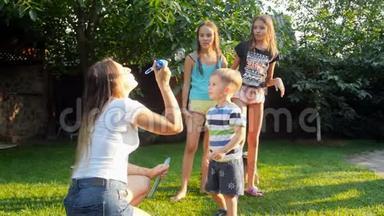 欢快的笑声孩子们在公园里捕捉肥皂泡的视频